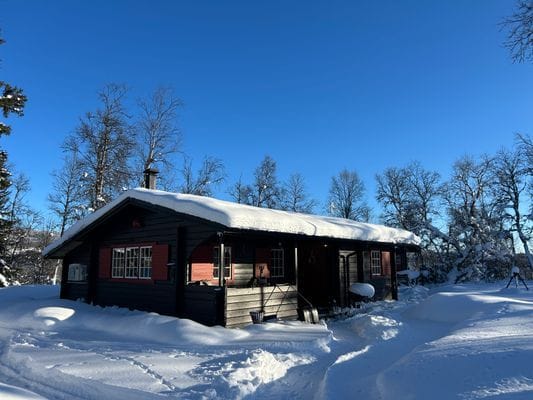 Hyr denna stuga i Bruksvallarna på 57 m². 4 sängplatser. 12 000 - 14 000 kr per vecka. Se bilder och tillgänglighet här.