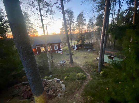 Stuga i ombyggt kapell – naturnära med egen bastu