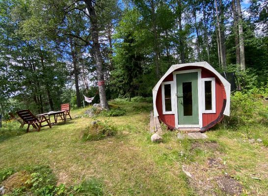 Hyr denna stuga i Lindesberg på 75 m². 7-8 sängplatser. 4 500 - 5 500 kr per vecka. Se bilder och tillgänglighet här.