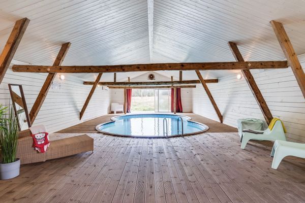 Rymligt och modernt hus med inomhuspool | SE02004
