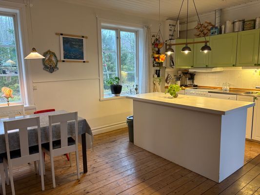 Stuga i ombyggt kapell – naturnära med egen bastu - Bild 9