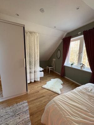 Hyr denna stuga i Jonsered på 75 m². 4-5 sängplatser. 7 000 - 10 000 kr per vecka. Se bilder och tillgänglighet här.