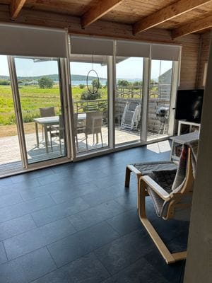 Hyr denna stuga i Kärradal på 35 m². 4-6 sängplatser. 4 500 - 7 500 kr per vecka. Se bilder och tillgänglighet här.