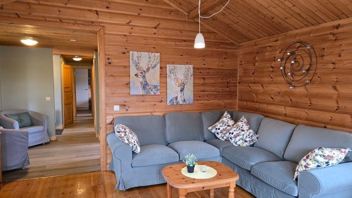 Hyr denna stuga i  på 70 m². 6 sängplatser. 1 400 - 1 600 kr per dag. Se bilder och tillgänglighet här.