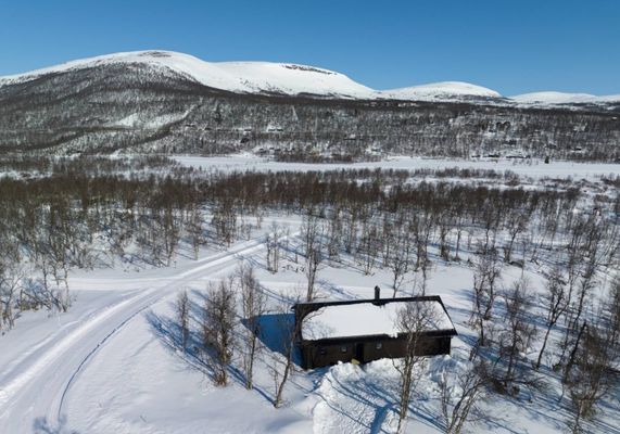 Nybyggd fjällstuga precis vid längdspår. - Bild 9