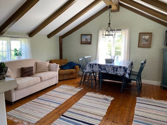 Hyr denna stuga i  på 50 m². 2-4 sängplatser. Från 4 800 kr per vecka. Se bilder och tillgänglighet här.