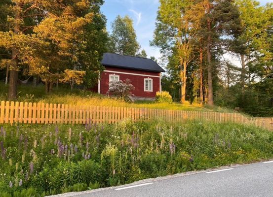 Stuga i ombyggt kapell – naturnära med egen bastu