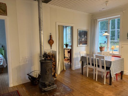 Stuga i ombyggt kapell – naturnära med egen bastu - Bild 7