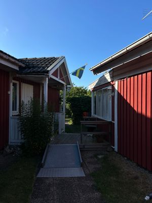 Gäststugan är till höger om bilden, till vänster om bilden ligger vårt hus
