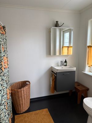 Stuga i ombyggt kapell – naturnära med egen bastu - Bild 12