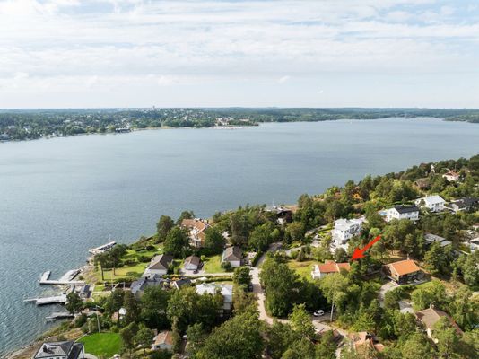 Hyr denna stuga i Saltsjöbaden på 150 m². 5-7 sängplatser. 12 000 - 15 000 kr per vecka. Se bilder och tillgänglighet här.