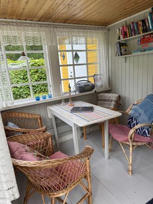 Hyr denna stuga i Vejbystrand på 90 m². 6-8 sängplatser. 6 500 - 10 000 kr per vecka. Se bilder och tillgänglighet här.