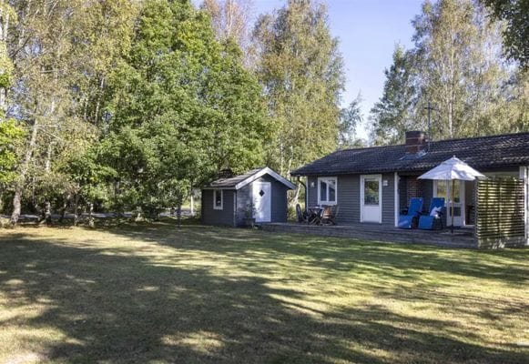 Hyr denna stuga i Haverdal på 65 m². 6-7 sängplatser. 15 000 - 17 000 kr per vecka. Se bilder och tillgänglighet här.