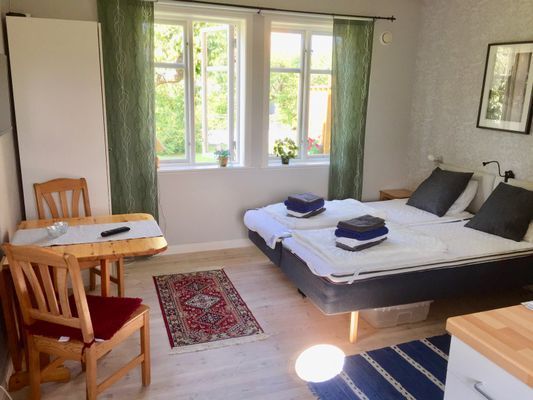 Hyr denna stuga i Visby på 24 m². 2 sängplatser. 4 300 - 5 800 kr per vecka. Se bilder och tillgänglighet här.