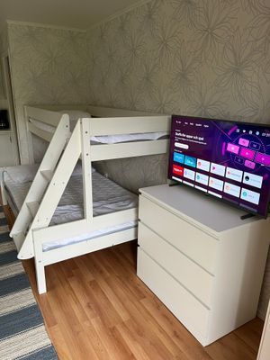 Hyr denna stuga i Visby på 17 m². 2-3 sängplatser. 2 000 - 4 500 kr per vecka. Se bilder och tillgänglighet här.