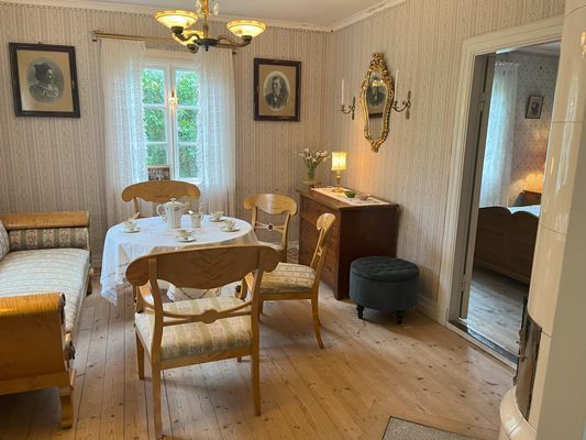Hyr denna stuga i Säffle på 75 m². 3-6 sängplatser. Från 5 000 kr per vecka. Se bilder och tillgänglighet här.