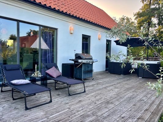 Hyr denna stuga i Fårö på 65 m². 4 sängplatser. 15 000 - 17 000 kr per vecka. Se bilder och tillgänglighet här.
