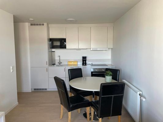 Hyr denna stuga i Visby på 35 m². 3-4 sängplatser. 7 000 - 11 000 kr per vecka. Se bilder och tillgänglighet här.