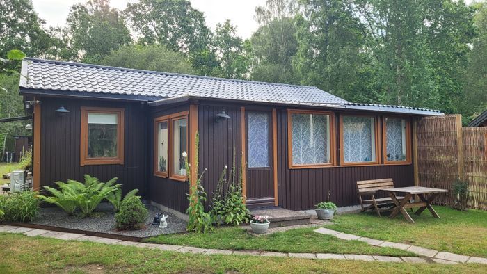 Sjönära avkoppling intill skogsbrynet