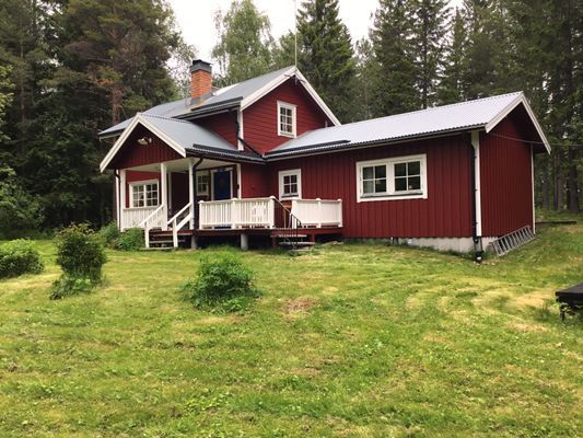 Hyr denna stuga i Klövsjö på 83 m². 5-7 sängplatser. 5 000 - 9 500 kr per vecka. Se bilder och tillgänglighet här.
