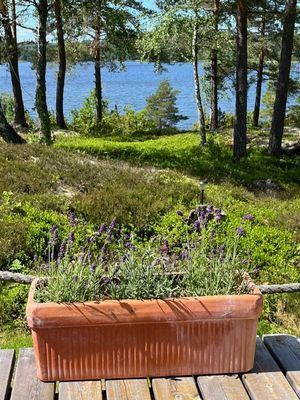 Hyr denna stuga i  på 52 m². 4 sängplatser. 6 500 - 7 500 kr per vecka. Se bilder och tillgänglighet här.