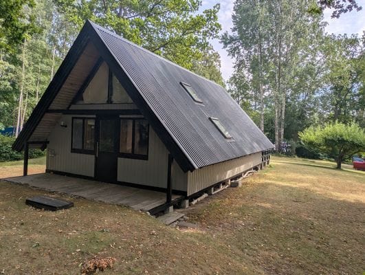 Mysig sjönära stuga med gäststuga, vid vägs ände