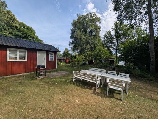 Mysig sjönära stuga med gäststuga, vid vägs ände - Bild 19