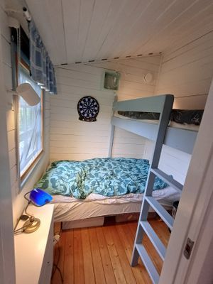 Sovrum 1 med våningssäng i vinkel