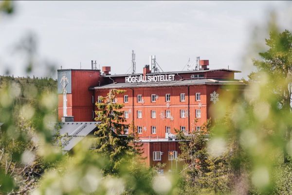 Etagelägenhet med balkong mot backarna/fjället