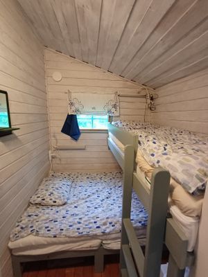 Sovrum 2 med våningssäng i vinkel