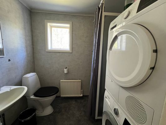 Badrum nedre våning toalett/dusch/ tvätt och torktumlare