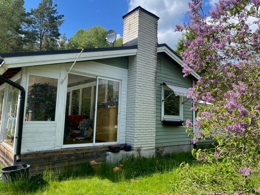 Hyr denna stuga i Bro på 70 m². 6 sängplatser. 15 000 - 17 000 kr per vecka. Se bilder och tillgänglighet här.
