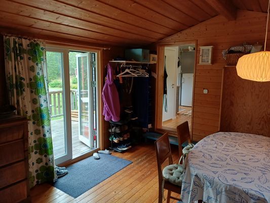 Vardagsrum med vy mot kök/matplats/västra terassen