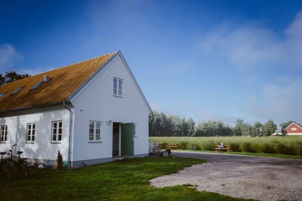 Hyr denna stuga i  på 90 m². 6-8 sängplatser. 5 500 - 9 500 kr per vecka. Se bilder och tillgänglighet här.