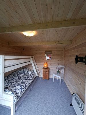 Stuga med egen sandstrand, bastu, brygga. - Bild 13
