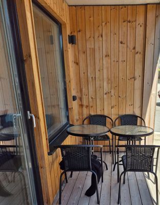 Hyr denna stuga i  på 35 m². 4 sängplatser. Från 11 900 kr per vecka. Se bilder och tillgänglighet här.