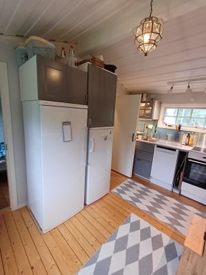 Kök med kyl och frys