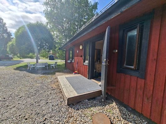 Hyr denna stuga i  på 60 m². 4 sängplatser. 5 000 - 6 000 kr per vecka. Se bilder och tillgänglighet här.