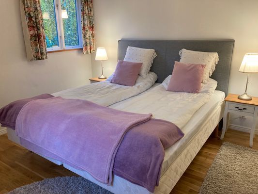 "flygel"  med uteplats och trädgård - Bild 6