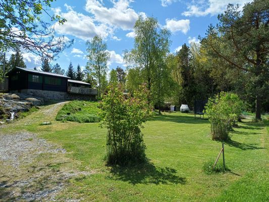 Stor plan gräsmatta för lek, spel och avkoppling