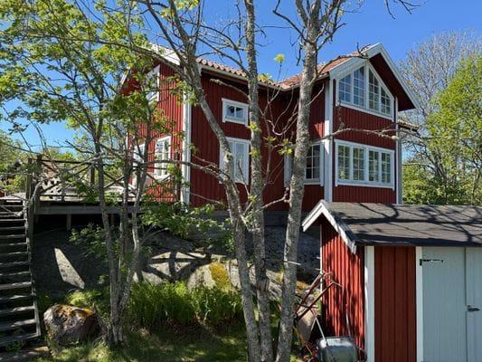 Hyr denna stuga i Rödlöga på 140 m². 6-8 sängplatser. 14 000 - 22 000 kr per vecka. Se bilder och tillgänglighet här.
