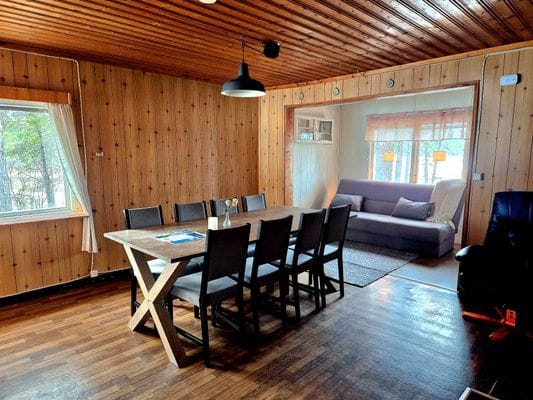 Hyr denna stuga i Kiruna på 50 m². 2-8 sängplatser. 4 975 - 7 950 kr per vecka. Se bilder och tillgänglighet här.