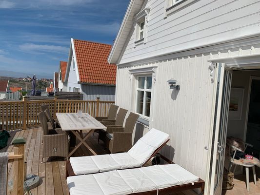 Hyr denna stuga i Kungshamn på 95 m². 8 sängplatser. Från 21 500 kr per vecka. Se bilder och tillgänglighet här.