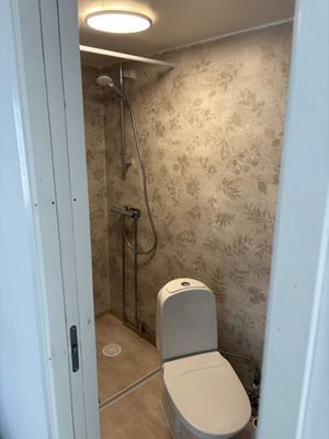 Timrad stuga nära sjö och bad - Bild 17