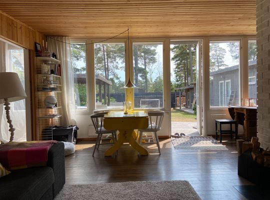 Hyr denna stuga i  på 70 m². 8 sängplatser. Från 14 900 kr per vecka. Se bilder och tillgänglighet här.