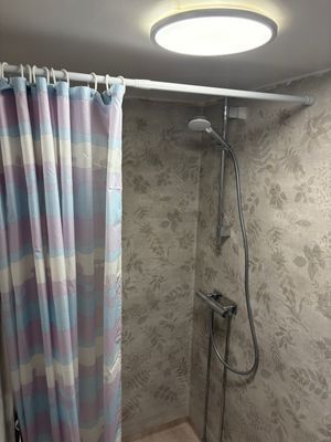 Timrad stuga nära sjö och bad - Bild 18