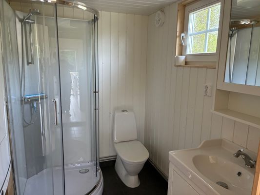 I badrummet finns allt man behöver. Även duschhanddukar ingår.