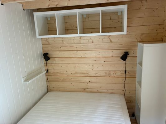 ”Föräldrasovrummet” med en dubbelsäng i queen size och gott om förvaringsutrymme.