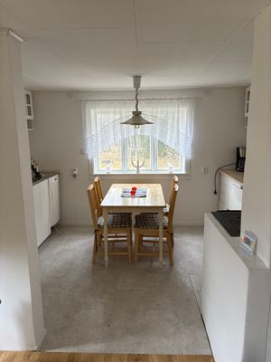 Timrad stuga nära sjö och bad - Bild 6