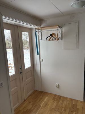 Timrad stuga nära sjö och bad - Bild 9